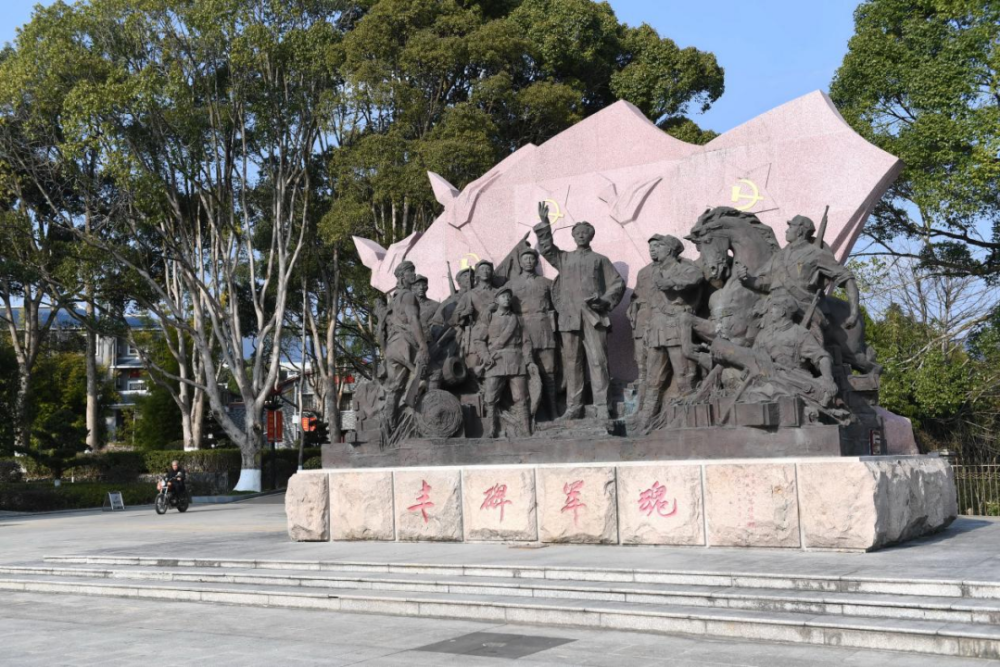 古田會(huì)議紀(jì)念館前的“豐碑軍魂”雕塑群（ 2021年1月25日攝）。新華社記者林善傳攝